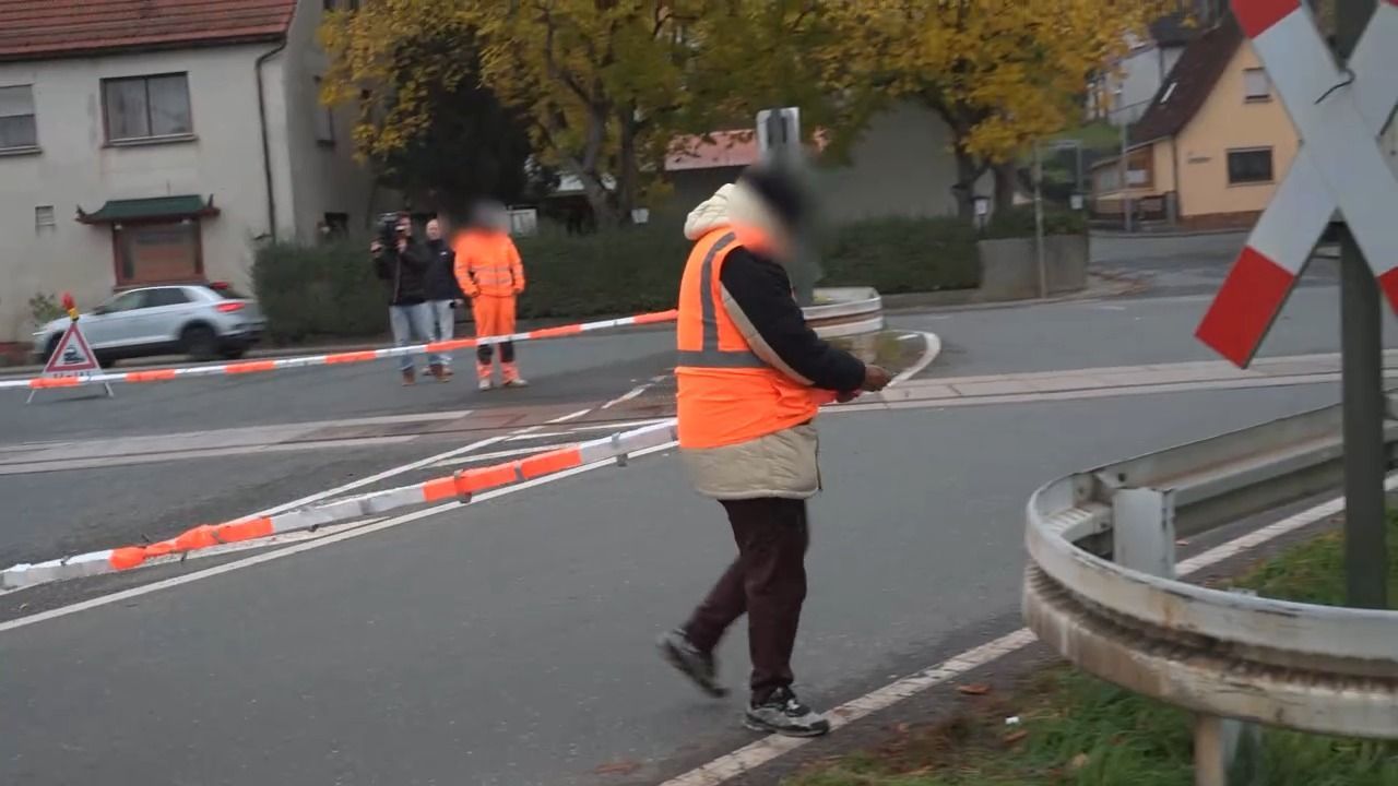Video: Bahnübergang per Hand gesperrt? Schranken-Problem in Igensdorf