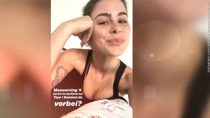 Sexy Valentinstagsgrüße: Lena Meyer-Landrut mit XXL-Ausschnitt im Bett