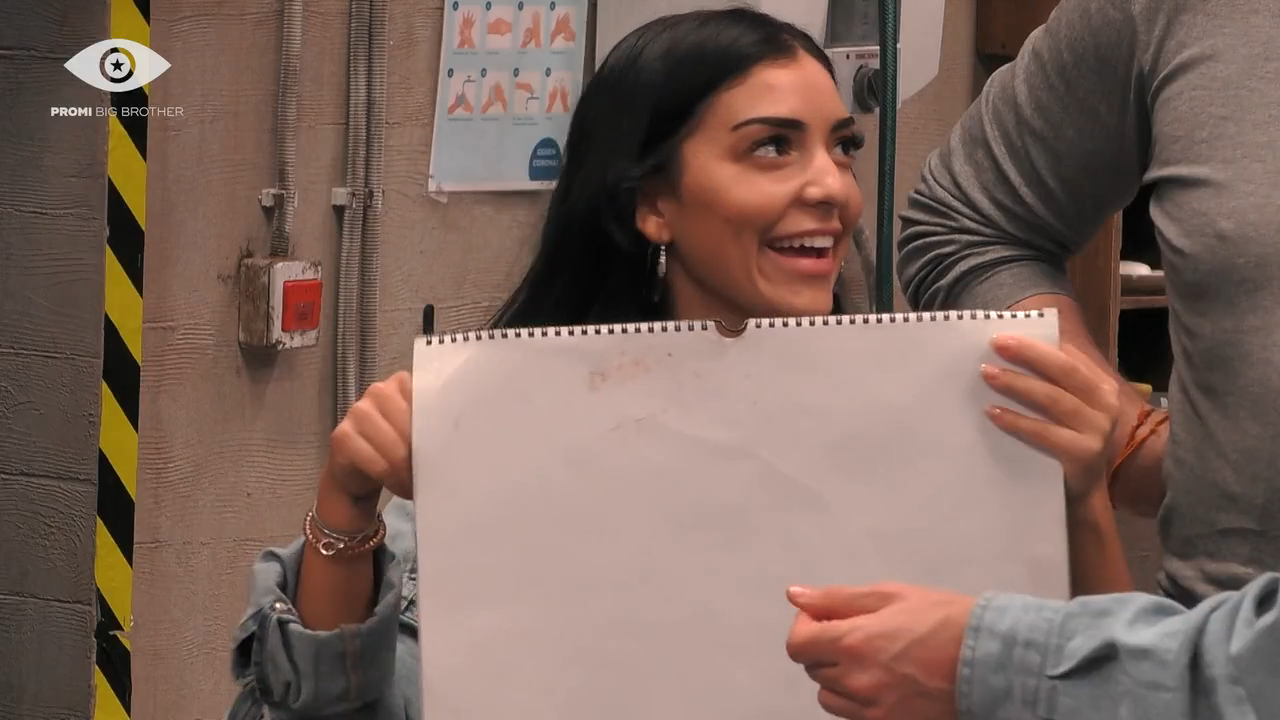 Lustiges Rätselraten: Welche Frau aus dem Kalender erkennt Jennifer Iglesias?