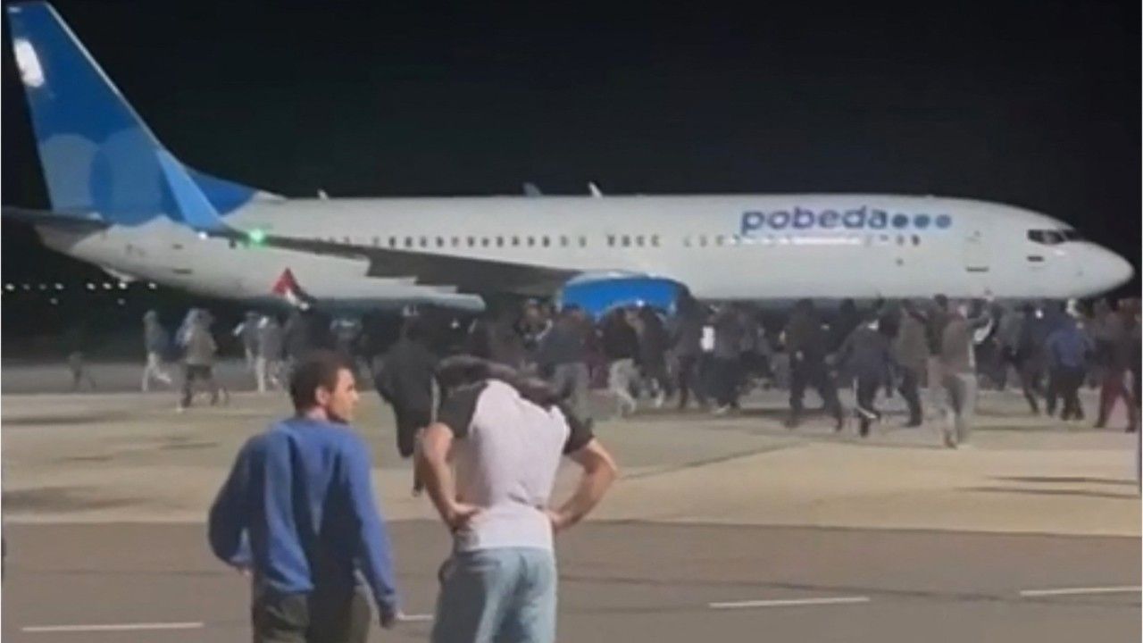 An russischem Flughafen: Mob stürmt Gebäude und jagt vermeintliche Juden