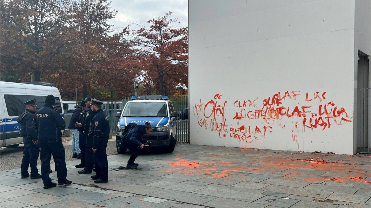 "Letzte Generation" beschmiert das Kanzleramt