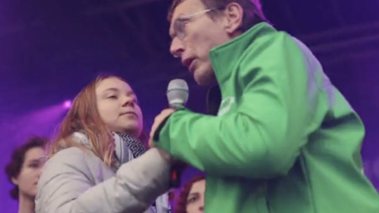 Eklat bei Demo: Mann stürmt auf die Bühne und will Thunberg das Mikro entreißen