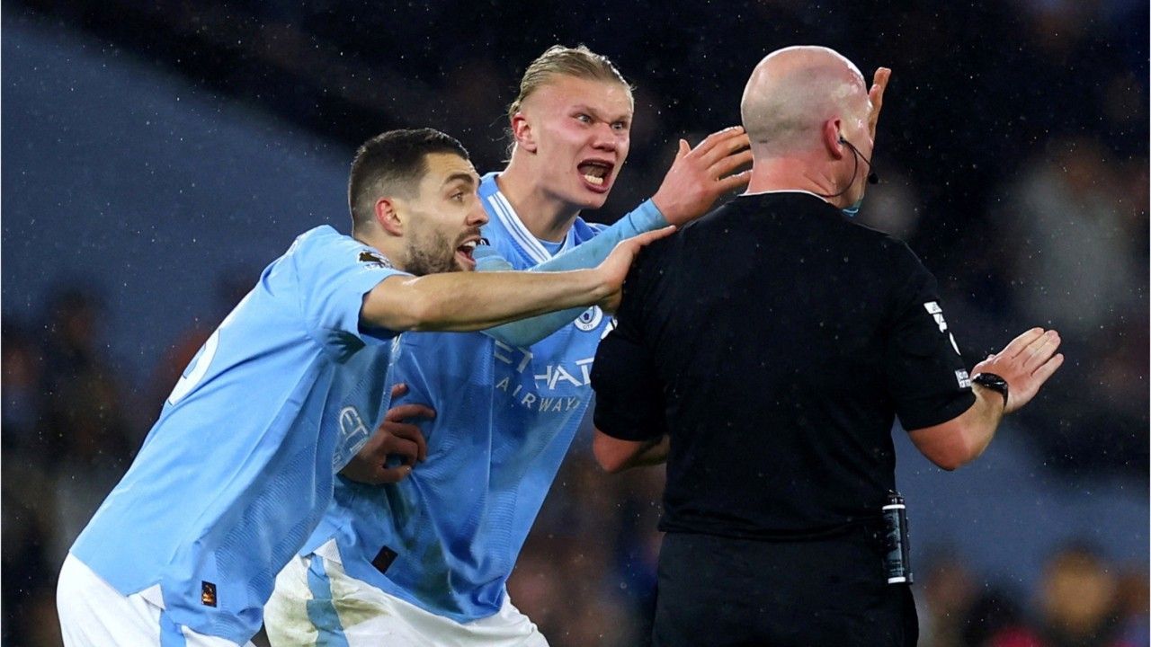 Ex-BVB-Star rastet nach Schiri-Entscheidung auf dem Platz aus