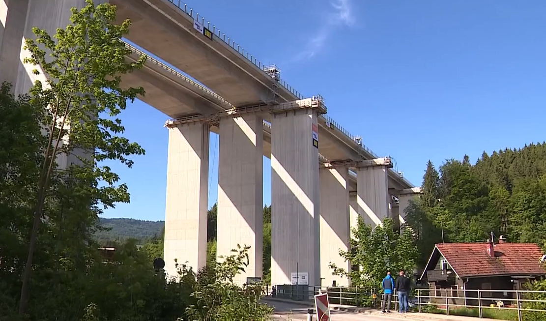 Video: 65-Millionen-Euro-Brücke: 15.000 Tonnen verschoben