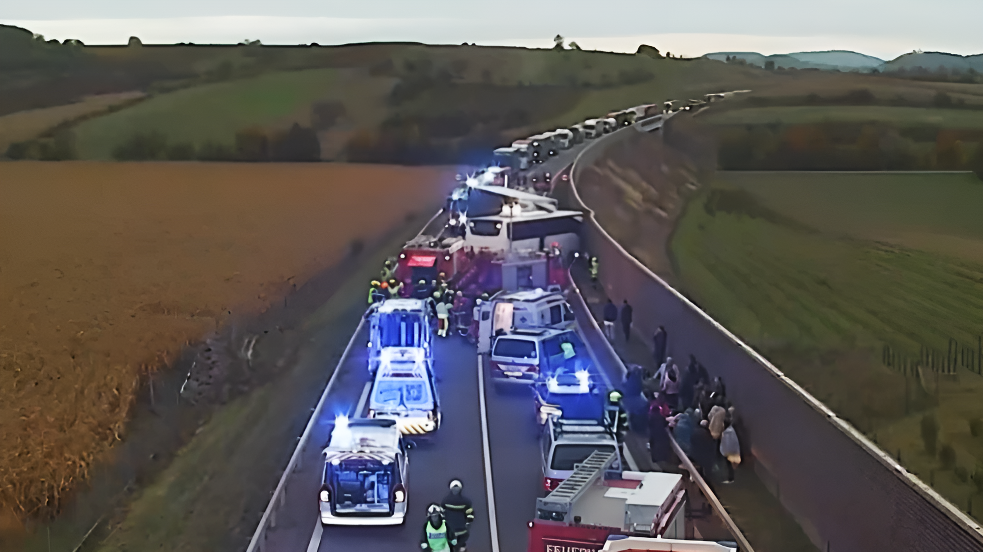 Video: Crash mit Reisebus: Ein Toter, mehrere Verletzte