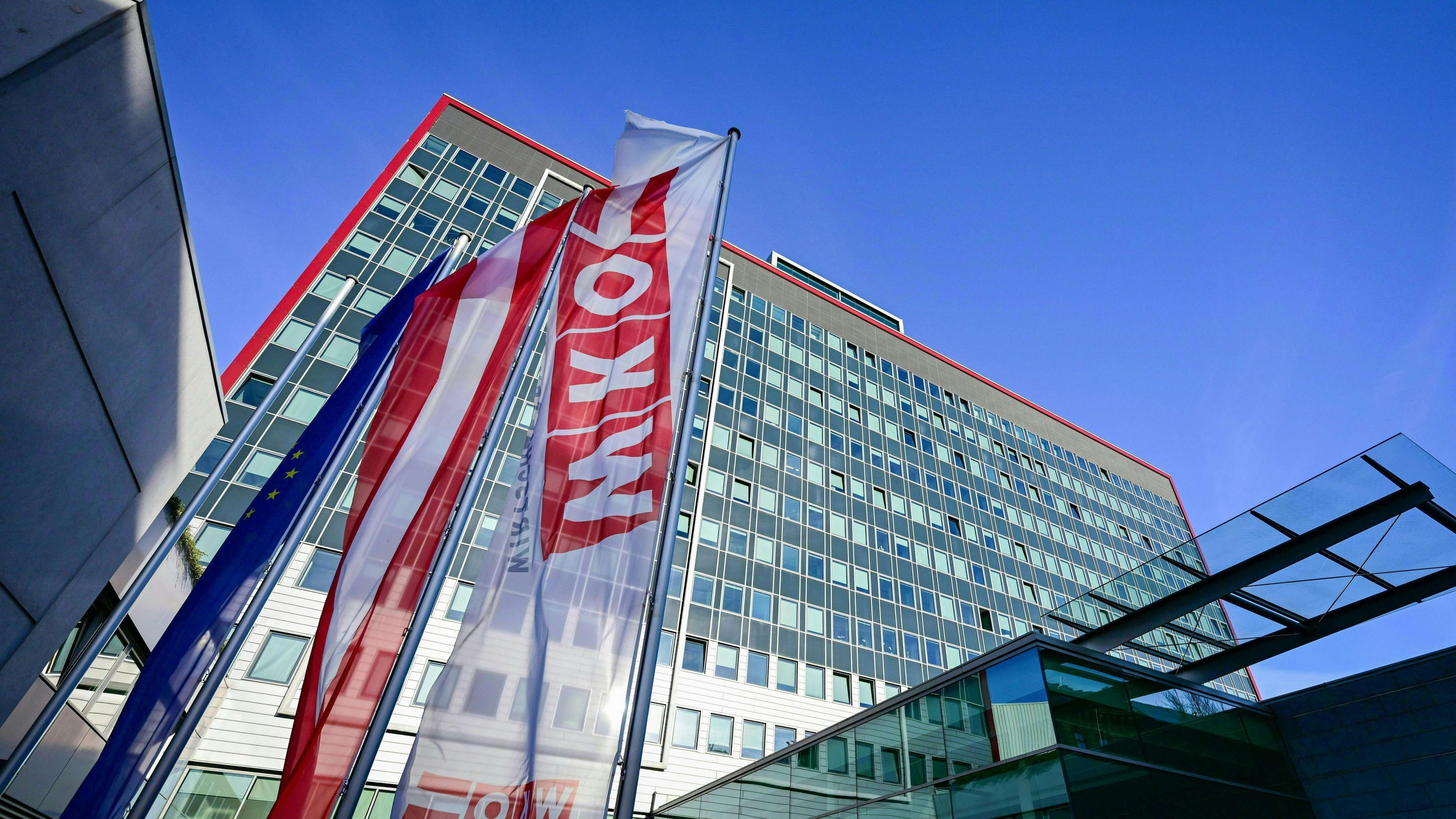 Video: Geiz oder Gier? Aufregung um WKO-Gehaltserhöhung