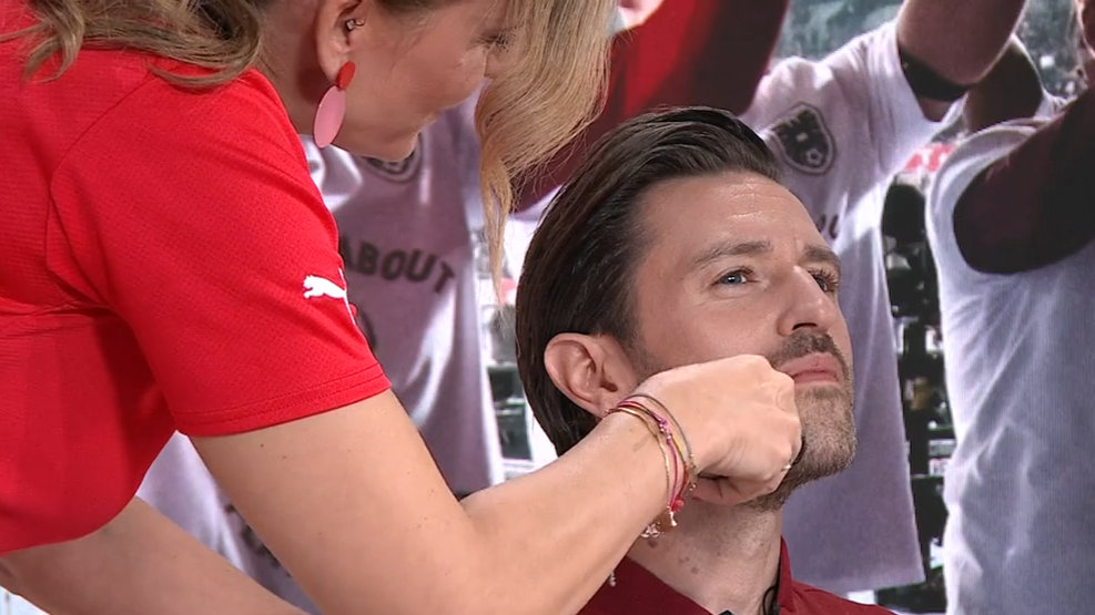 Video: Nach WM-Quali: Alex Kratki löst Schnauzer-Wetter ein!