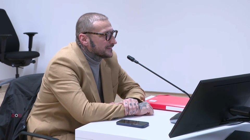 Video: Prozess gegen DJ: Beschimpfungen, Lügen und Nackbilder